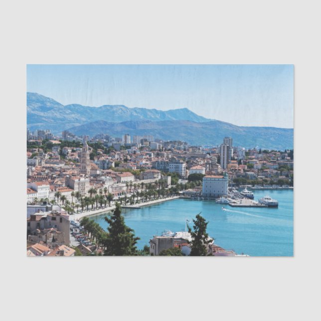 Papier Mousseline Vue aérienne du front de mer de la ville divisée,  (Recto)