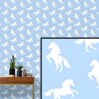 Chevaux blancs sur fond bleu pâle doux