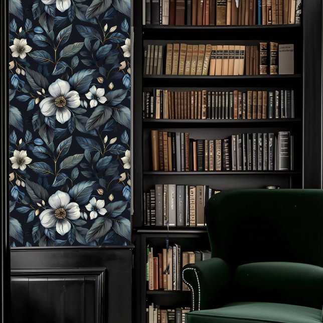 Papier Peint Dark Academia Fleurs blanches et Feuilles bleus (Dark Academia White Flowers and Blue Leaves Wallpaper in a library.)