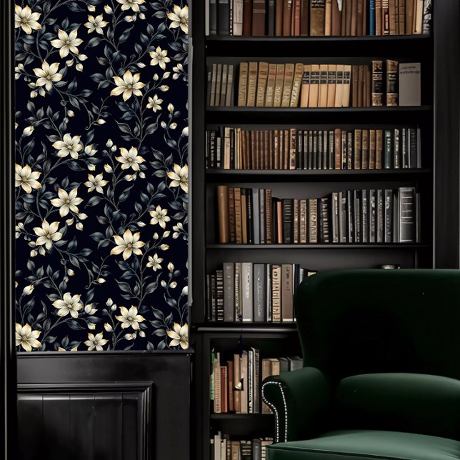 Papier Peint Feuillage gris foncé académique avec fleurs de crè (Dark Academia Gray Foliage with Cream Flowers Wallpaper in a library.)
