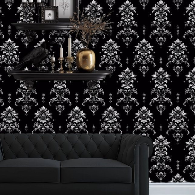Papier Peint Whimsigoth Détaillé noir et argent élégant (Whimsigoth Gray Damask on black wallpaper behind a black couch.)