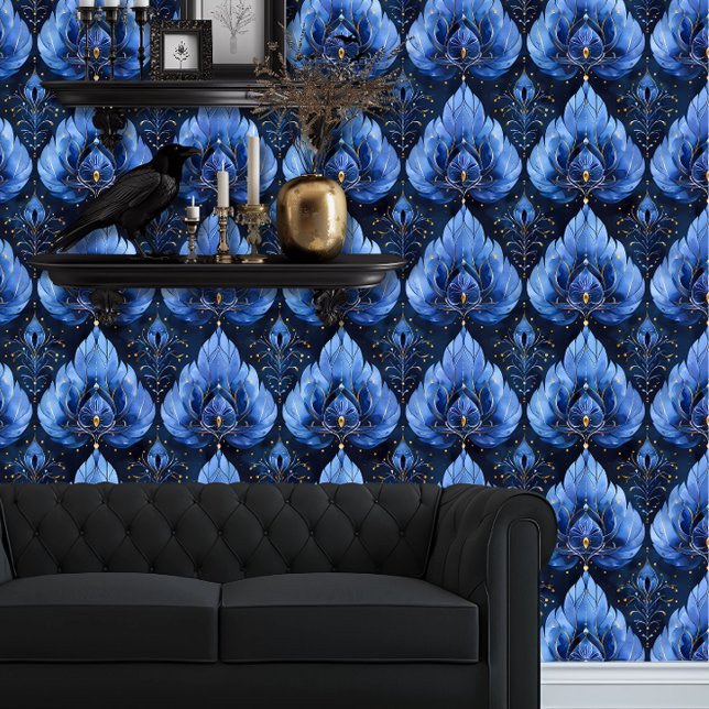 Papier Peint Whimsigoth Peacock Feather Inspiré bleu (Whimsigoth Peacock Blue wallpaper behind a black couch.)