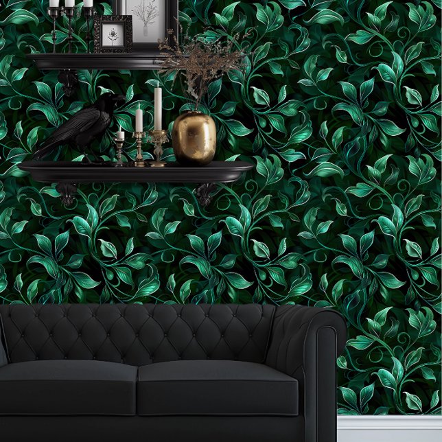 Papier Peint Whimsigoth Vins verts sauvages (Whimsigoth Green Vines wallpaper behind a black couch.)