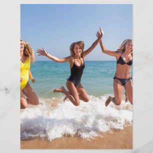 Papier Trois filles sautant sur la plage près de la mer.J
