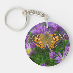 Papillon à ailes angulaires sur fleur conique