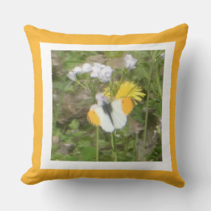 Papillon à pointe orange sur fleurs Coussin jeté