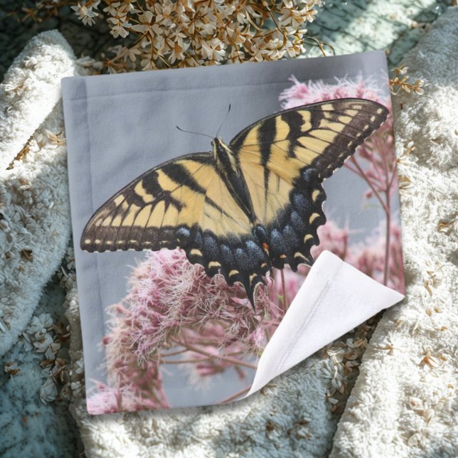 Papillon à queue épaisse de tigre sur fleur rose s (Beautiful rustic nature inspired blue, yellow, and pink nature washcloth with swallowtail butterfly.)