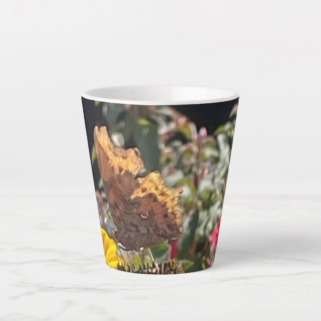 Papillon Comma sur une Mug Latte de Fleur Rudbecki (Devant)