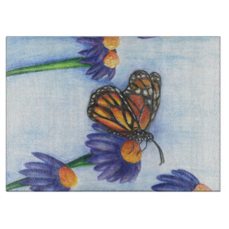 Papillon dans la planche à découper de fleurs