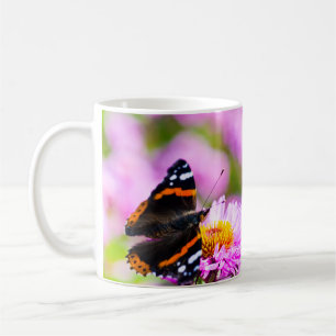 Papillon de l'amiral rouge sur une fleur Mug