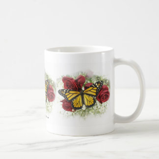 Papillon de monarque et tasse de roses rouges