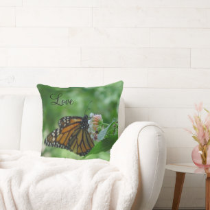 Papillon Monarque Fluttering sur Coussin Flower