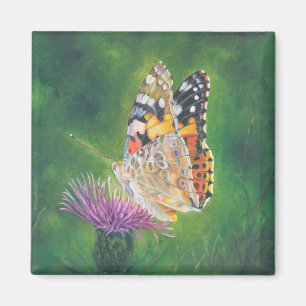 Papillon sur le aimant du réfrigérateur de chardon