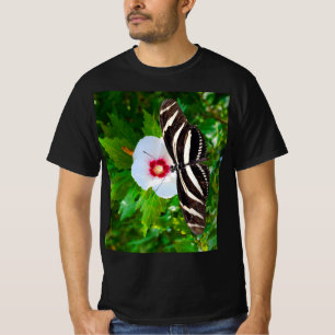 Papillon zébrée sur un T-shirt rouge Hibiscus