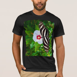 Papillon zébrée sur un T-shirt rouge Hibiscus