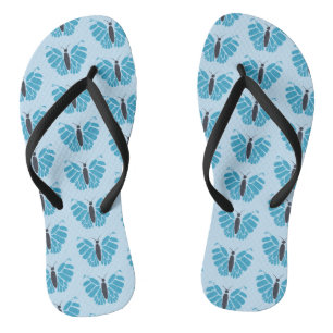 Papillons bleus sur des tongs bleu clair