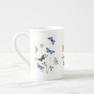 Papillons de tasse de porcelaine tendre de la