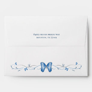 Papillons et enveloppe bleus de blanc de remous