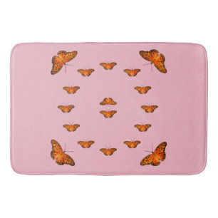 Papillons sur le tapis de bain rose