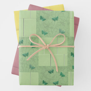 Papillons verts enveloppant des feuilles de papier