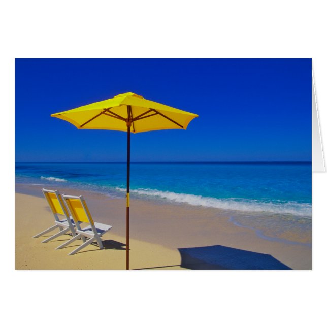 Parapluie de plage jaune et chaises sur plage imma (Devant horizontal)