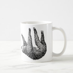 Paresse de tasse de paresse traînant sur le bord