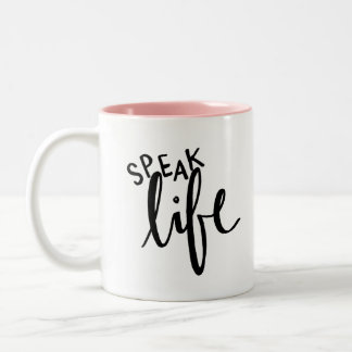Parlez la tasse de la vie par des faveurs