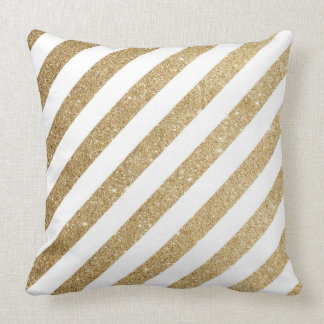 Parties scintillantes d'or et coussin de