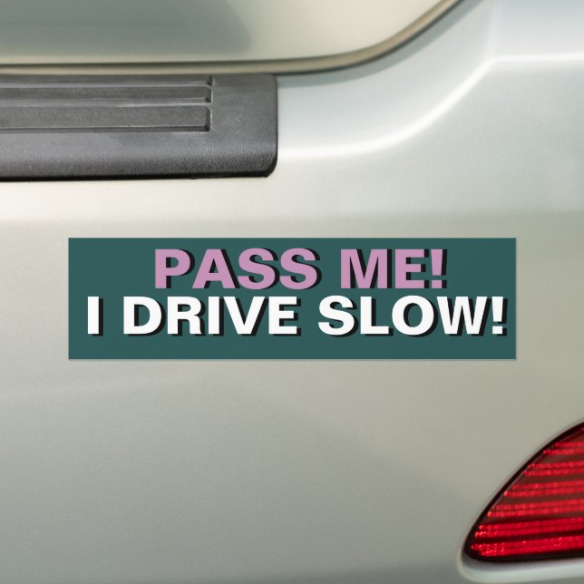 PASSEZ-MOI JE CONDUIS SLOW Bumper Sticker (En voiture)