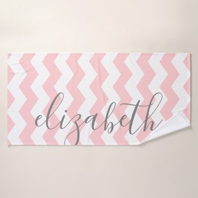 Pastel Coral Grey Chevron Nom de script énorme (Serviette de bain)