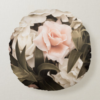 Pastel Floral Vintage: Timeless Elegance Round Pillow