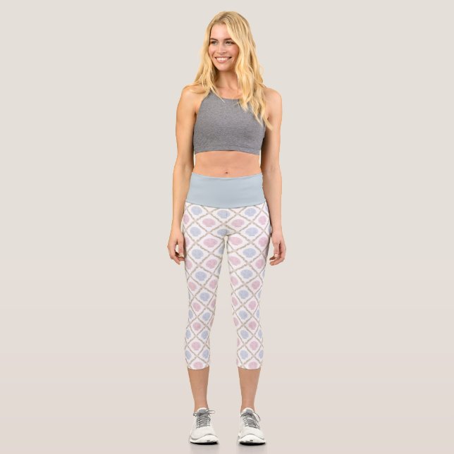 Pastel Seashell Coastal Beach Lattice Pattern Capri Leggings (Front)