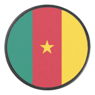 Patriotique hockeyeur avec drapeau du Cameroun