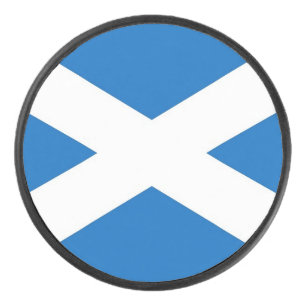 Patriotique hockeyeur avec drapeau écossais