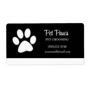 Patte de chien blanc sur toilettage pour animaux d