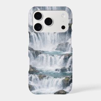 Paysage de cascade brumeuse