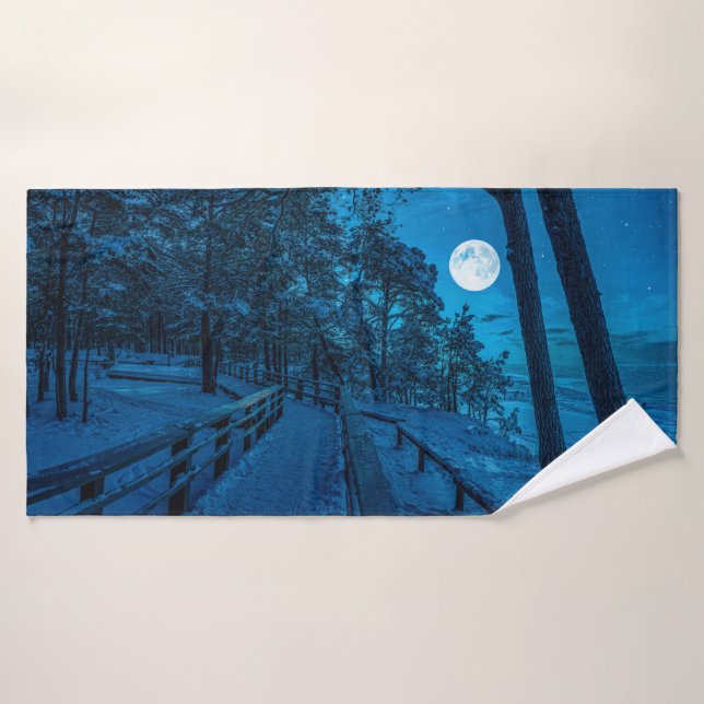 Paysage d'hiver avec pinède enneigée (Serviette de bain)