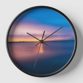 Paysage du lac au coucher du soleil Horloge murale