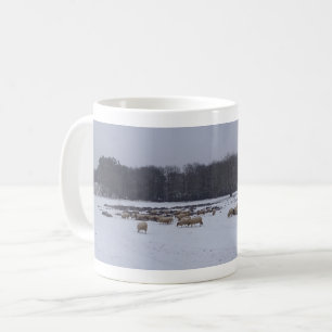 Paysage panoramique de neige avec Mug de café mout