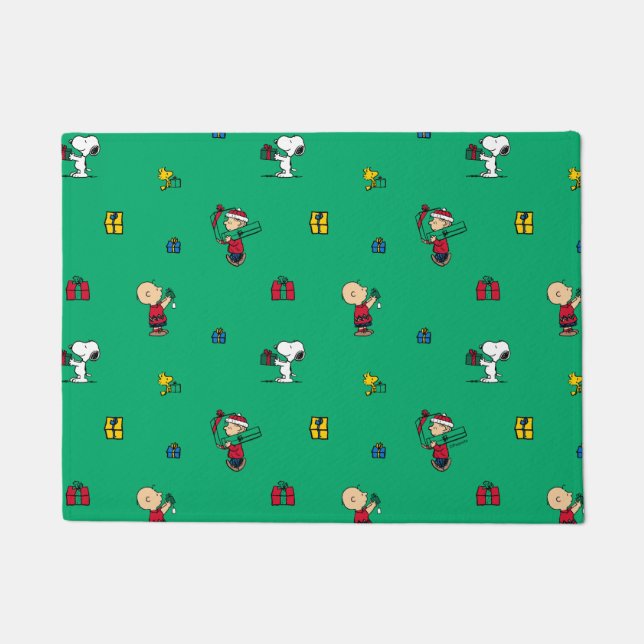 Peanuts | Christmas Gift Giving Pattern Doormat (Front)