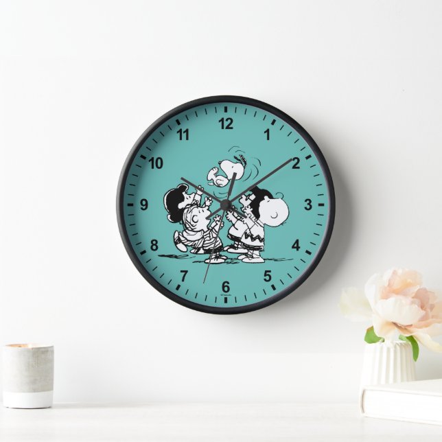 Peanuts Gang Lifting Snoopy Clock (Home)