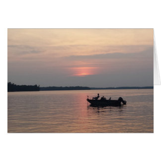 Pêche au coucher du soleil sur le lac