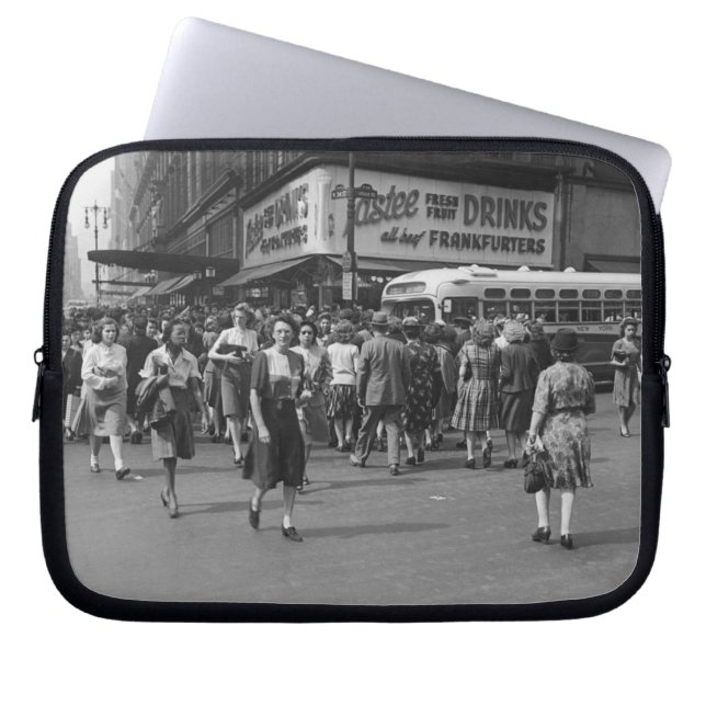 Pedestrians 2 laptop sleeve (Front)