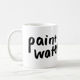 Peignez la tasse de l'eau