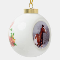 Peignez le cheval en ornement de boule de neige