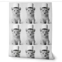 Lionceau drôle portant un chapeau en papier toilet