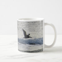 Pélican à la tasse de café de crépuscule