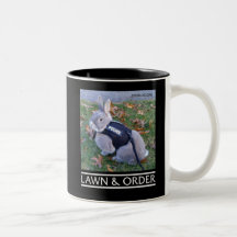Pelouse et tasse d'ordre