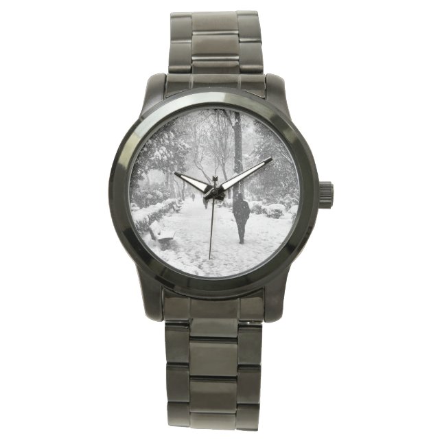 People at park in snowy winter day watch (Front)