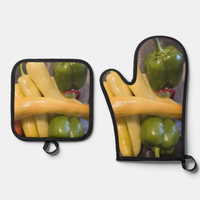 Peppers Aplenty! Oven Mitt & Pot Holder Set (Front)